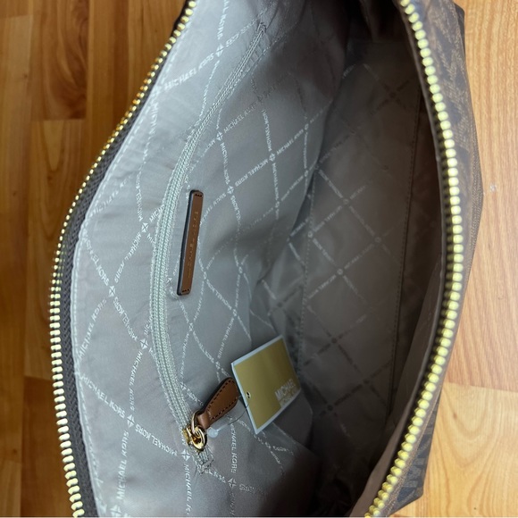 Michael Kors Large Shoulder Bag - Picture 5 of 9